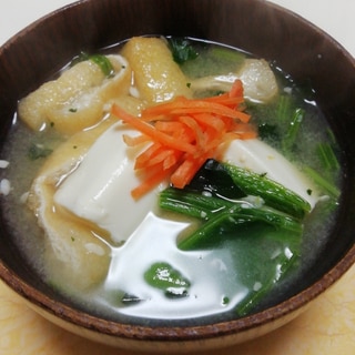 豆腐とほうれん草と油揚げのこうじ味噌汁